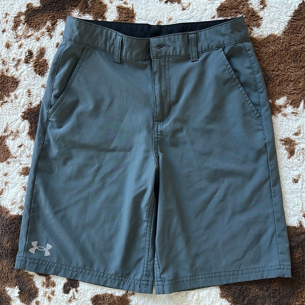 Under Atmour Grey Shorts boy size M 10-12